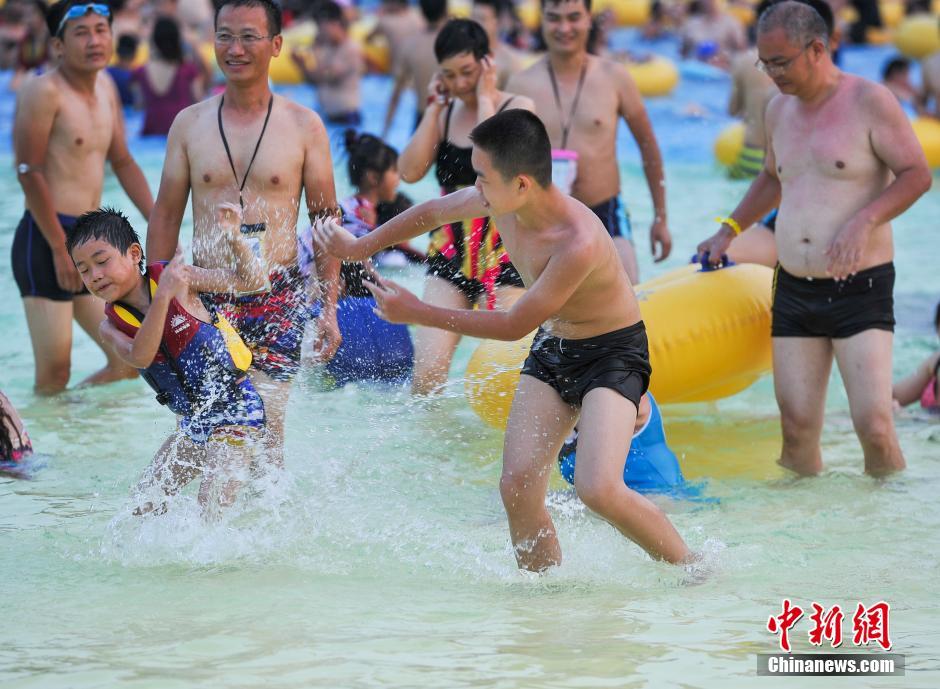 武汉超长高温天气 市民扎堆玩水“下饺子”