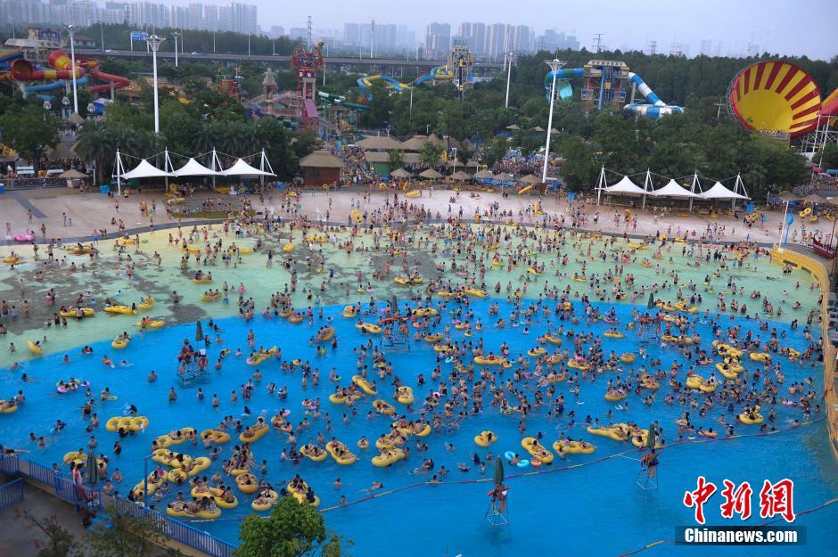 武汉超长高温天气 市民扎堆玩水“下饺子”
