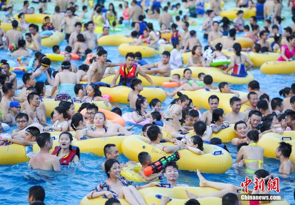 武汉超长高温天气 市民扎堆玩水“下饺子”