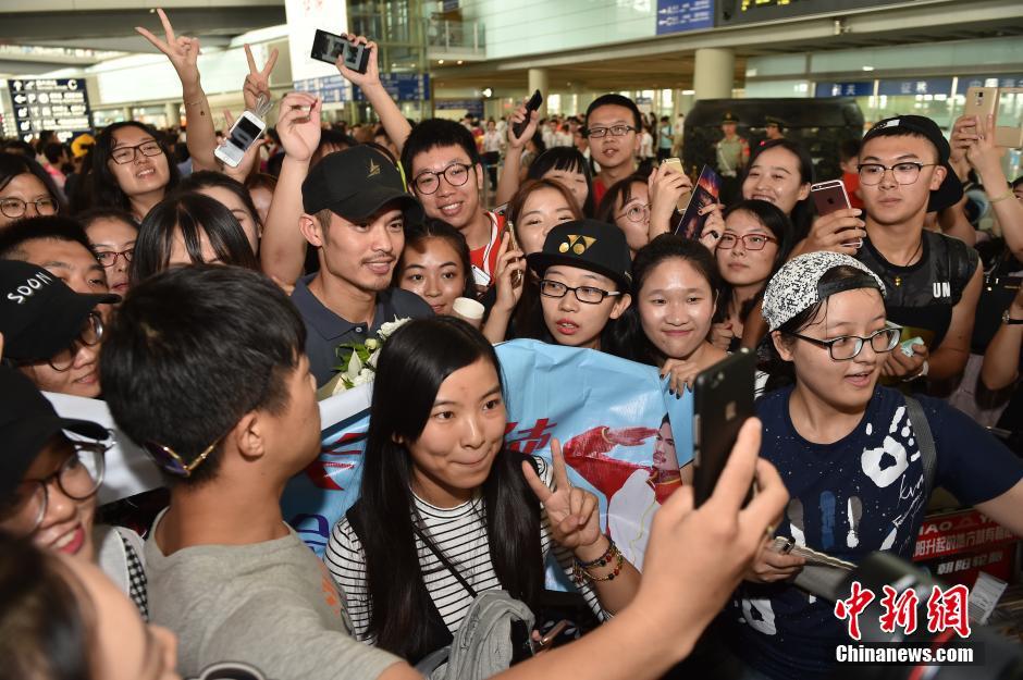 中国羽毛球队抵达北京 林丹受到球迷热情接机