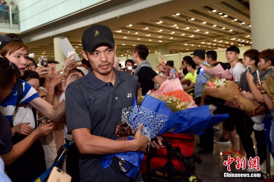 中国羽毛球队抵达北京 林丹受到球迷热情接机