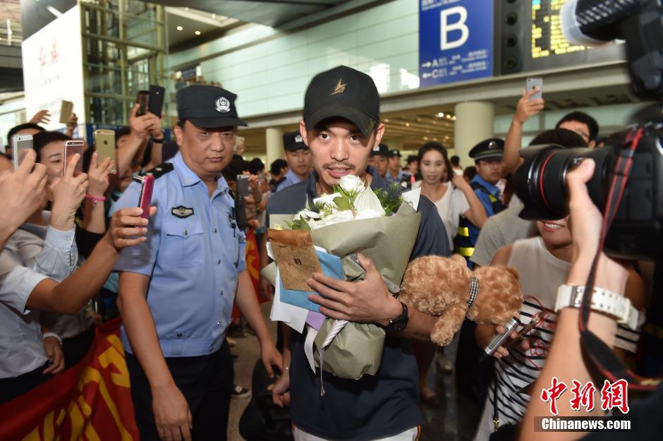 中国羽毛球队抵达北京 林丹受到球迷热情接机