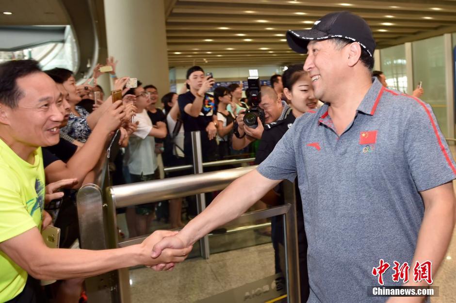 中国羽毛球队抵达北京 球迷热情接机