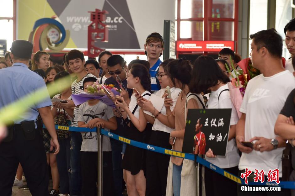 中国羽毛球队抵达北京 球迷热情接机