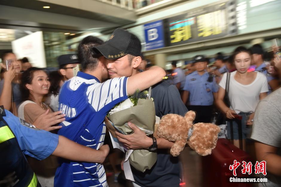 中国羽毛球队抵达北京 林丹受到球迷热情接机