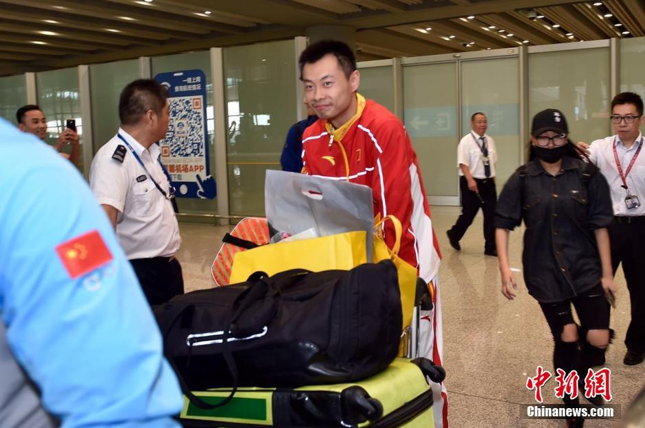 中国羽毛球队抵达北京 球迷热情接机