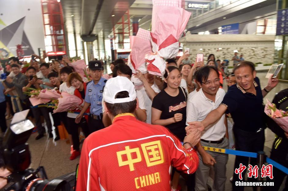 中国羽毛球队抵达北京 球迷热情接机