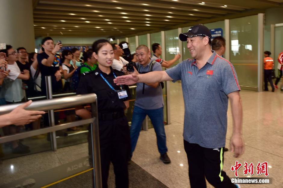 中国羽毛球队抵达北京 球迷热情接机