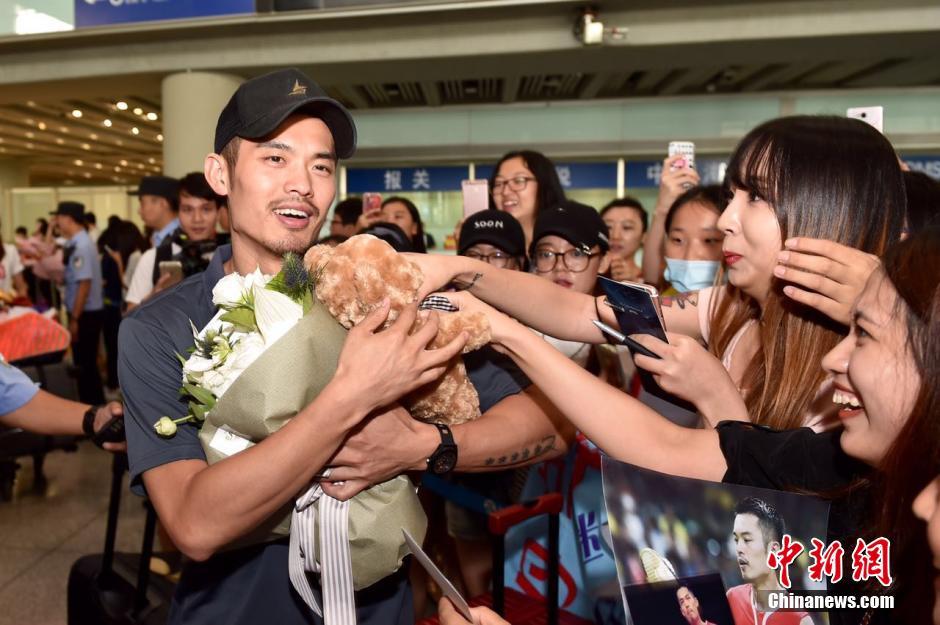 中国羽毛球队抵达北京 林丹受到球迷热情接机
