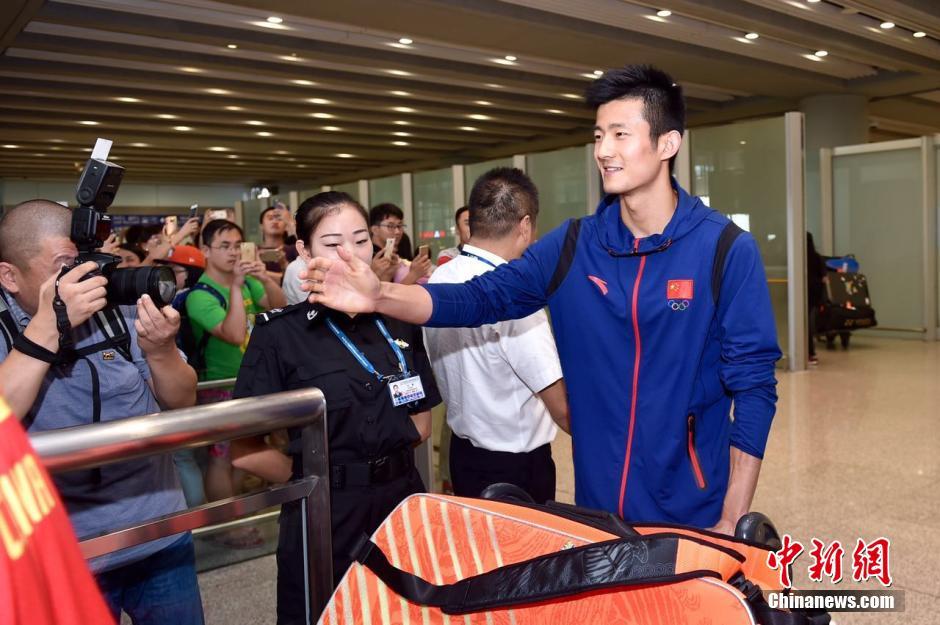中国羽毛球队抵达北京 球迷热情接机
