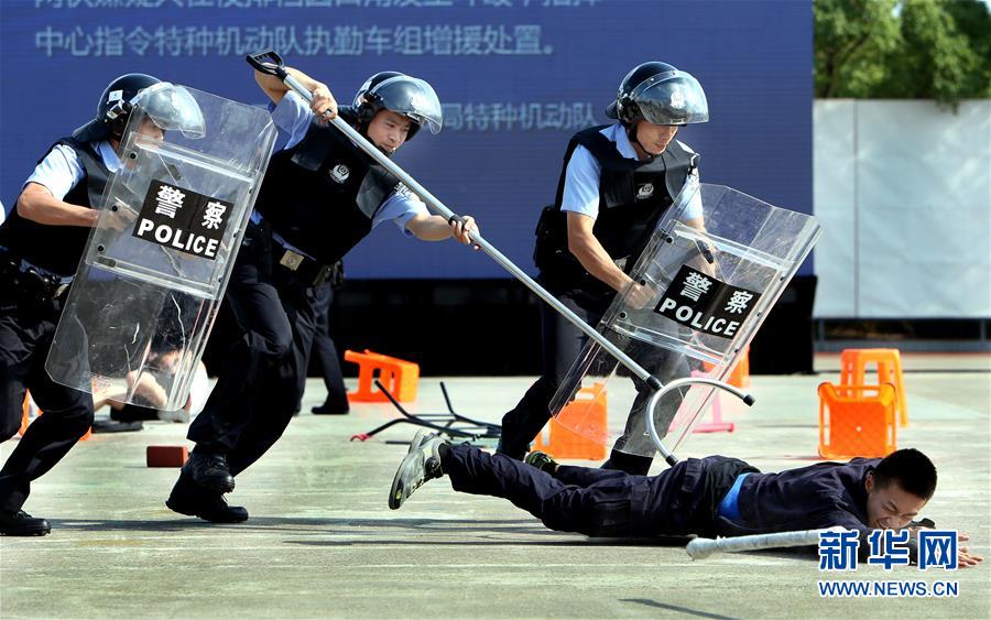 上海公安特种机动队举行实战模拟演练