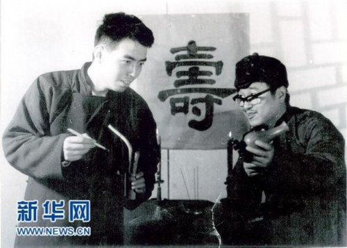 图为北京电影学院78级导演系陈凯歌(左)、夏刚在表演课里进行话剧排练。