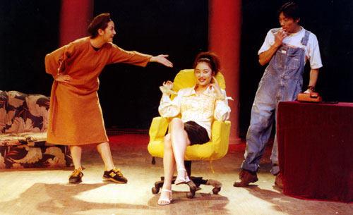 左一为赵薇，右一位《潜伏》里李崖的扮演者祖峰