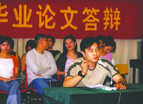 你认得出这是黄晓明吗，照片上的他正在参加毕业论文答辩