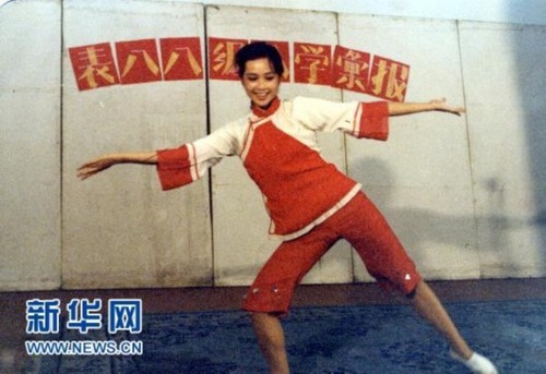 图为北京电影学院88级表演系蒋雯丽在进行入学汇报演出。
