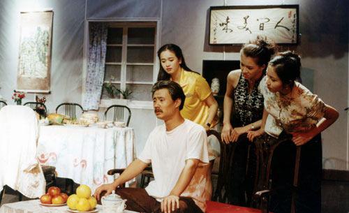 黄衣服的是左小青