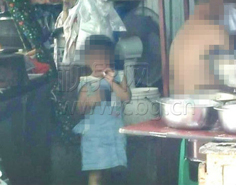 5岁小女孩大街上熟练吸烟 家长不管引路人唏嘘