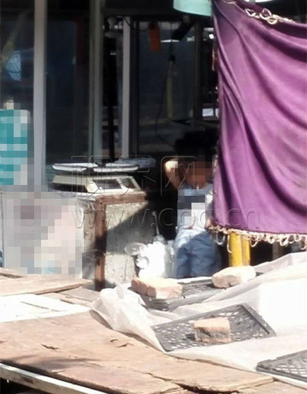 5岁小女孩大街上熟练吸烟 家长不管引路人唏嘘