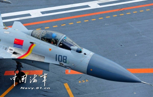 新一批歼—15飞行员成功阻拦着舰 与张超烈士同批