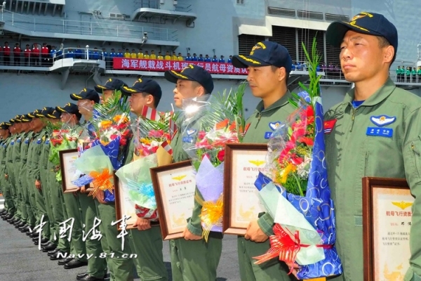 新一批歼—15飞行员成功阻拦着舰 与张超烈士同批