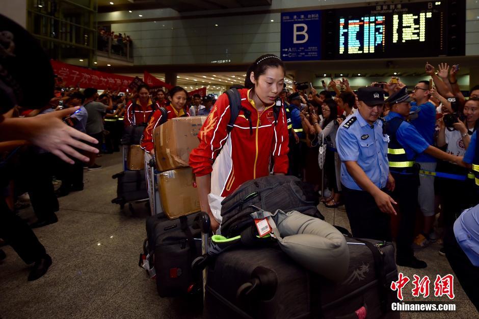 中国女排抵达首都机场 粉丝潮水般涌上夹道迎接