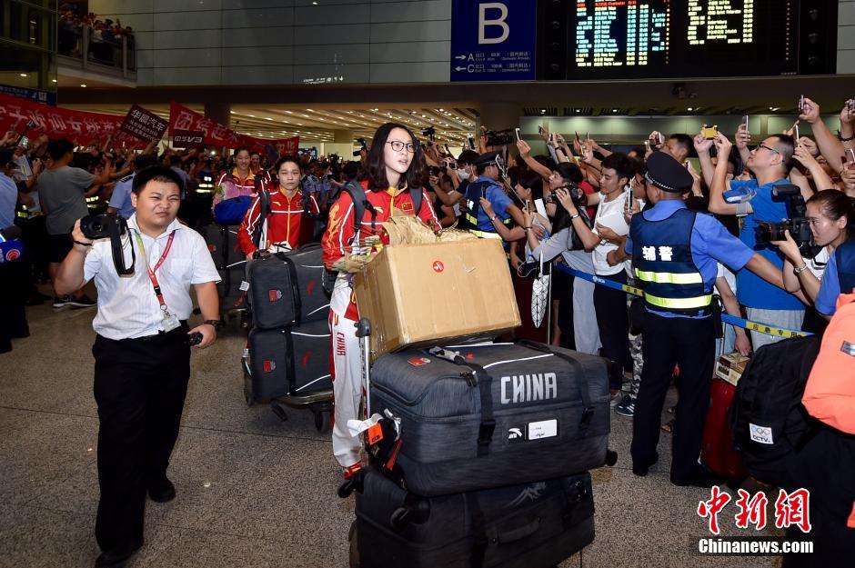 中国女排抵达首都机场 粉丝潮水般涌上夹道迎接