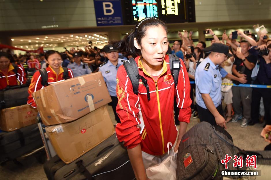 中国女排抵达首都机场 粉丝潮水般涌上夹道迎接