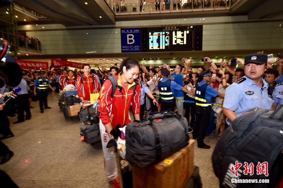 中国女排抵达首都机场 粉丝潮水般涌上夹道迎接