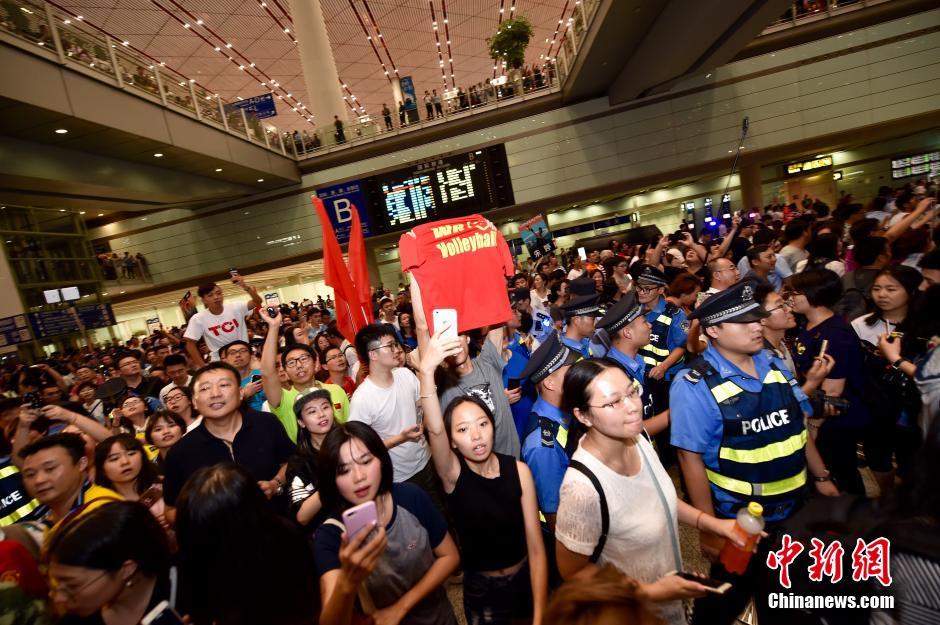 中国女排抵达首都机场 粉丝潮水般涌上夹道迎接