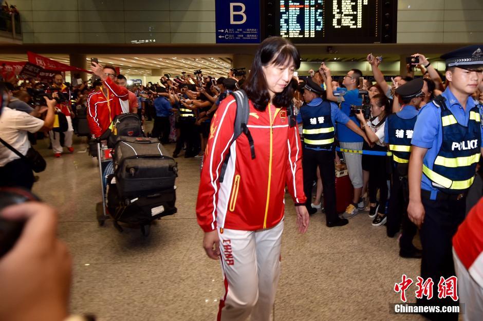 中国女排抵达首都机场 粉丝潮水般涌上夹道迎接
