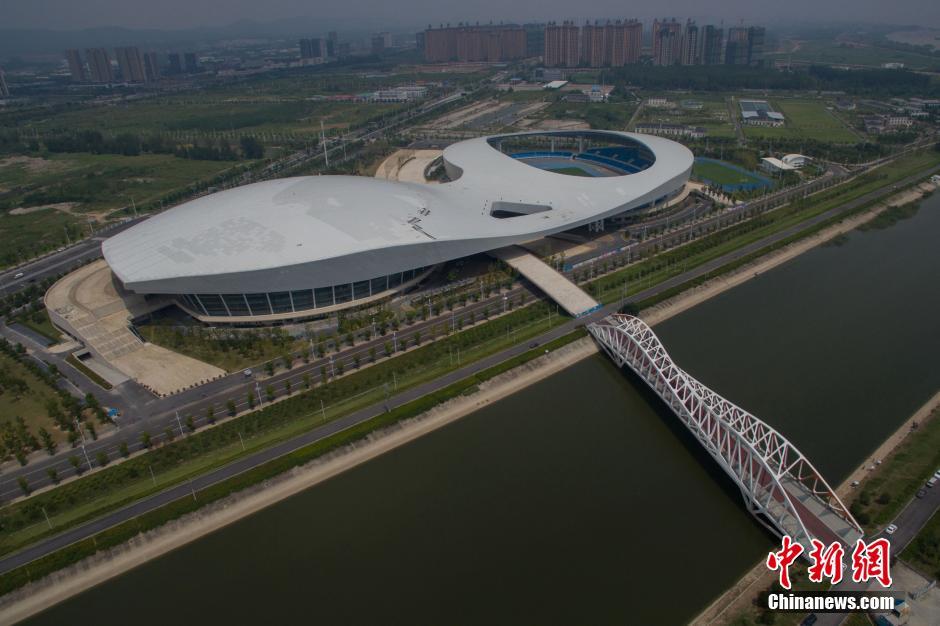 航拍南京青奥体育公园“睁一只眼闭一只眼”