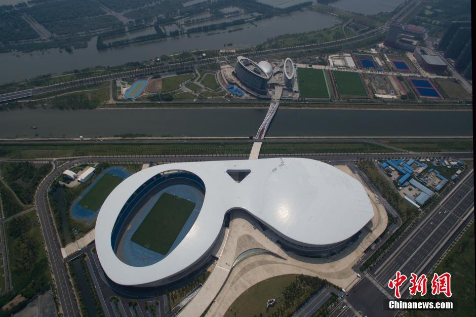 航拍南京青奥体育公园“睁一只眼闭一只眼”