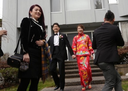 钟嘉欣国外办婚礼 穿中式礼服喜气洋洋