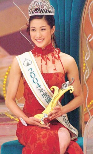 2004年钟嘉欣获得华裔小姐冠军