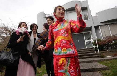 钟嘉欣国外办婚礼 穿中式礼服喜气洋洋
