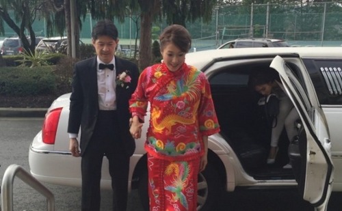 钟嘉欣国外办婚礼 穿中式礼服喜气洋洋