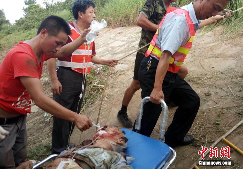 江西境内一大客车追尾侧翻 已致数十人死伤