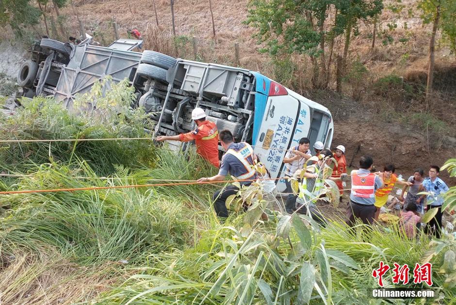 江西境内一大客车追尾侧翻 已致数十人死伤