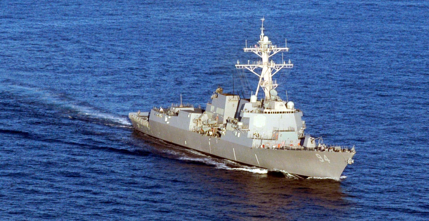 CNN:4艘伊朗军舰高速拦截美军驱逐舰 事发霍