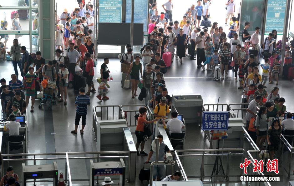 中国各地迎暑运返程高峰 火车站进站口排长队