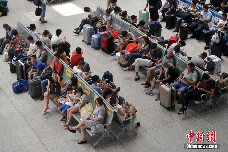 中国各地迎暑运返程高峰 火车站进站口排长队
