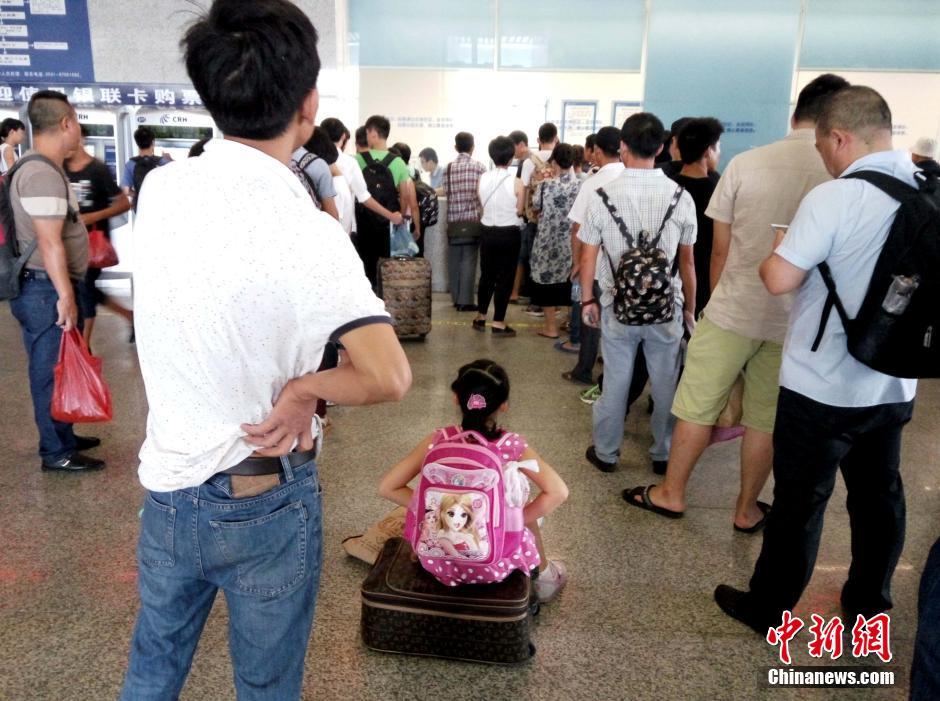 中国各地迎暑运返程高峰 火车站进站口排长队