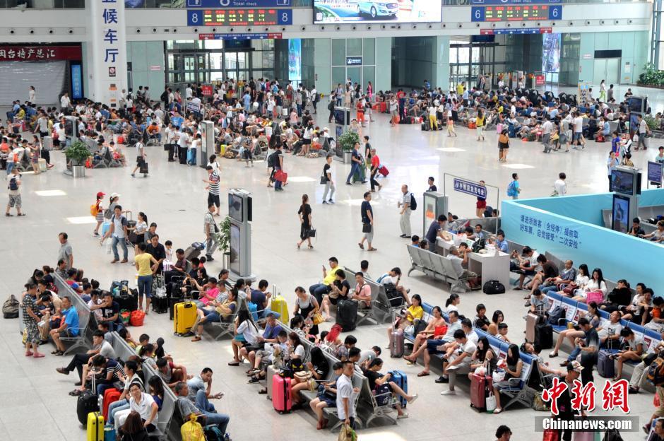 中国各地迎暑运返程高峰 火车站进站口排长队