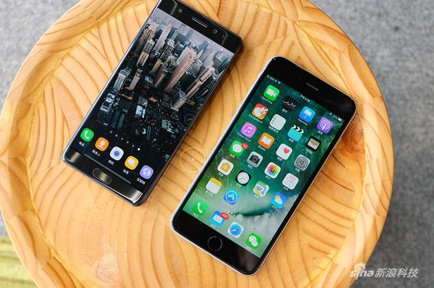 正面看iPhone尺寸大了一圈