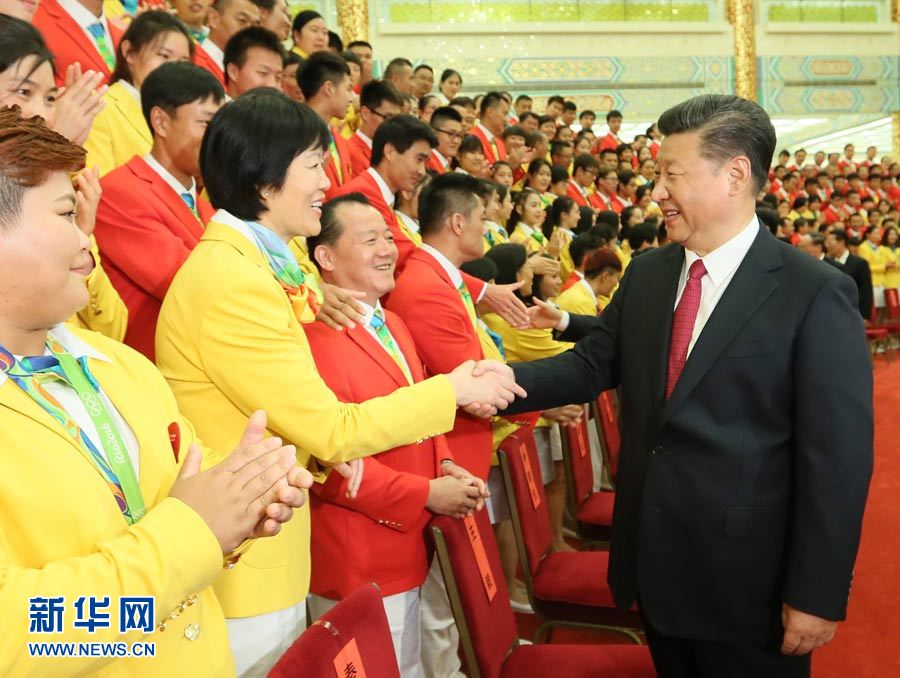 习近平与中国女排主教练郎平握手