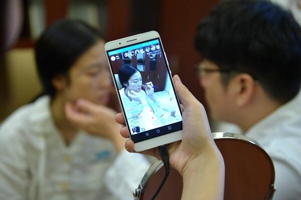 21岁女主播直播整容全程 网友：网红脸没看头