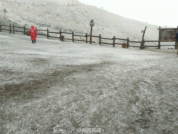 长白山8月飘雪照疯传：其实是下霰