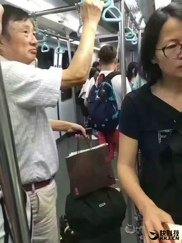 华为创始人任正非低调尤甚：自己提行李、挤车厢