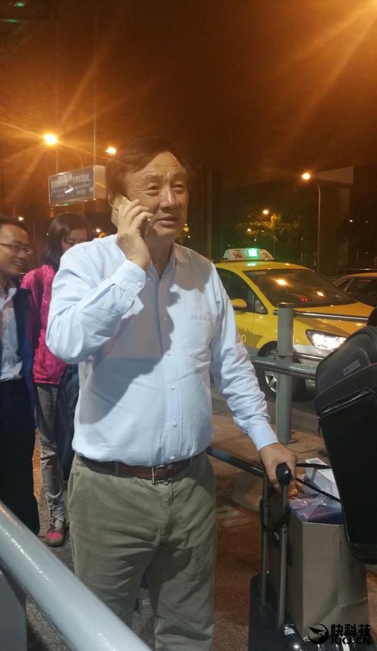 华为创始人任正非低调尤甚：自己提行李、挤车厢