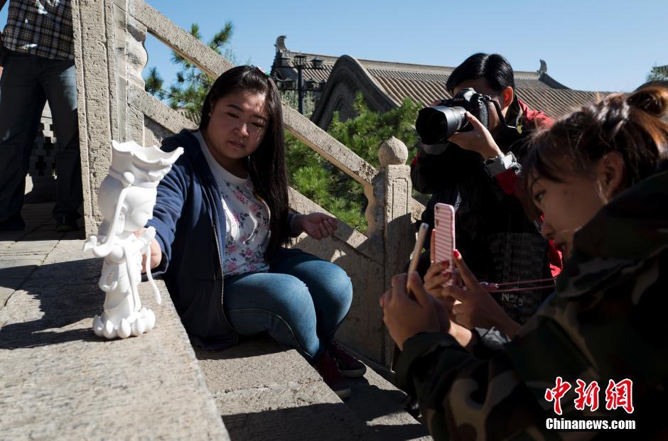 山西大同年轻人制作Q版菩萨塑像